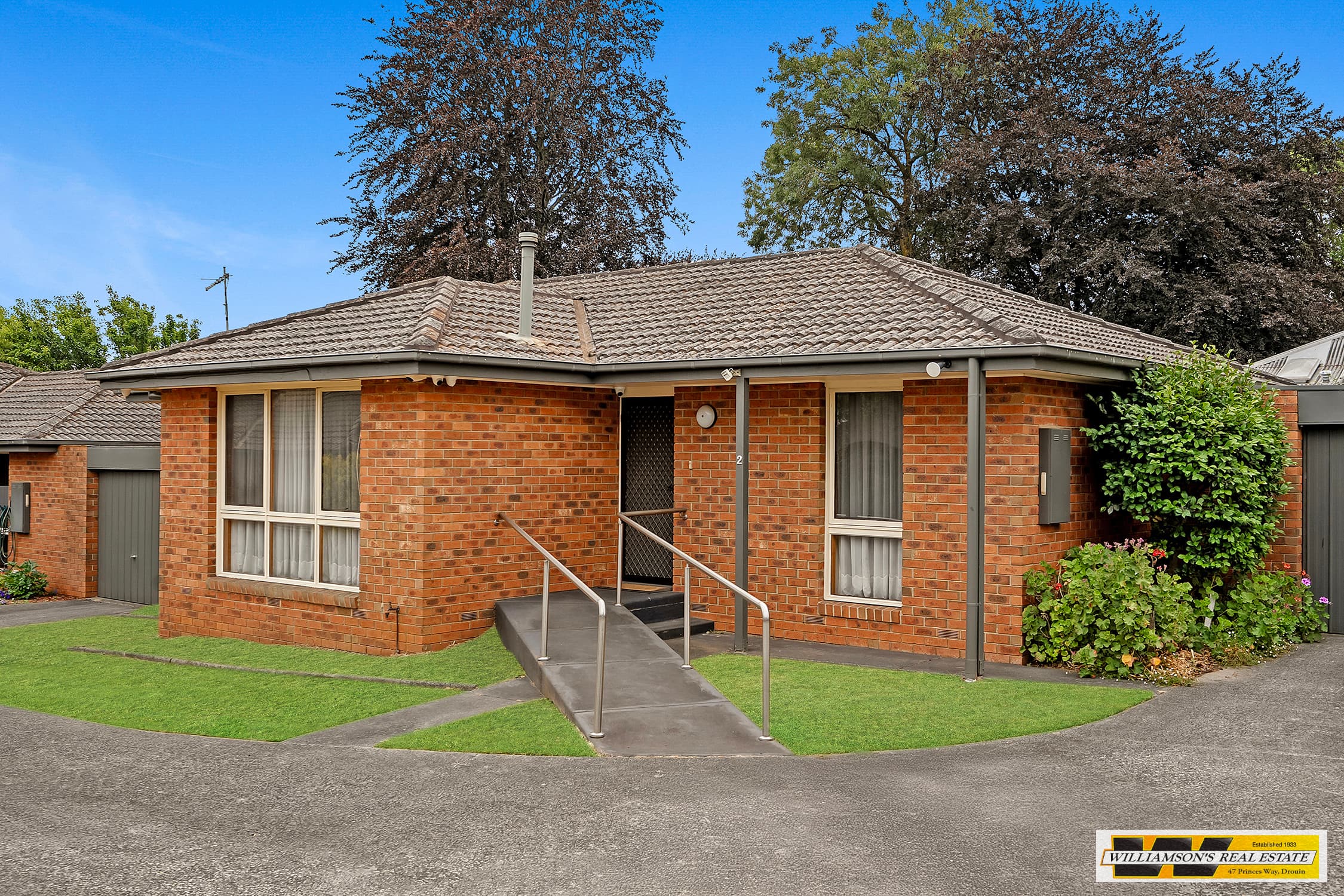 Neat unit in prime quiet location close to town-centre